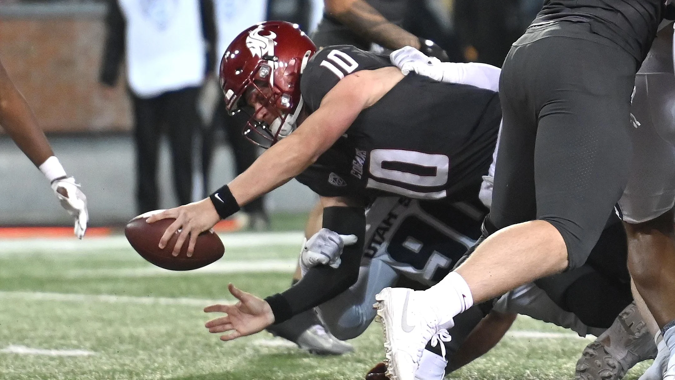 Washington State Star QB Reportedly Has Massive NIL Offer to Enter Portal